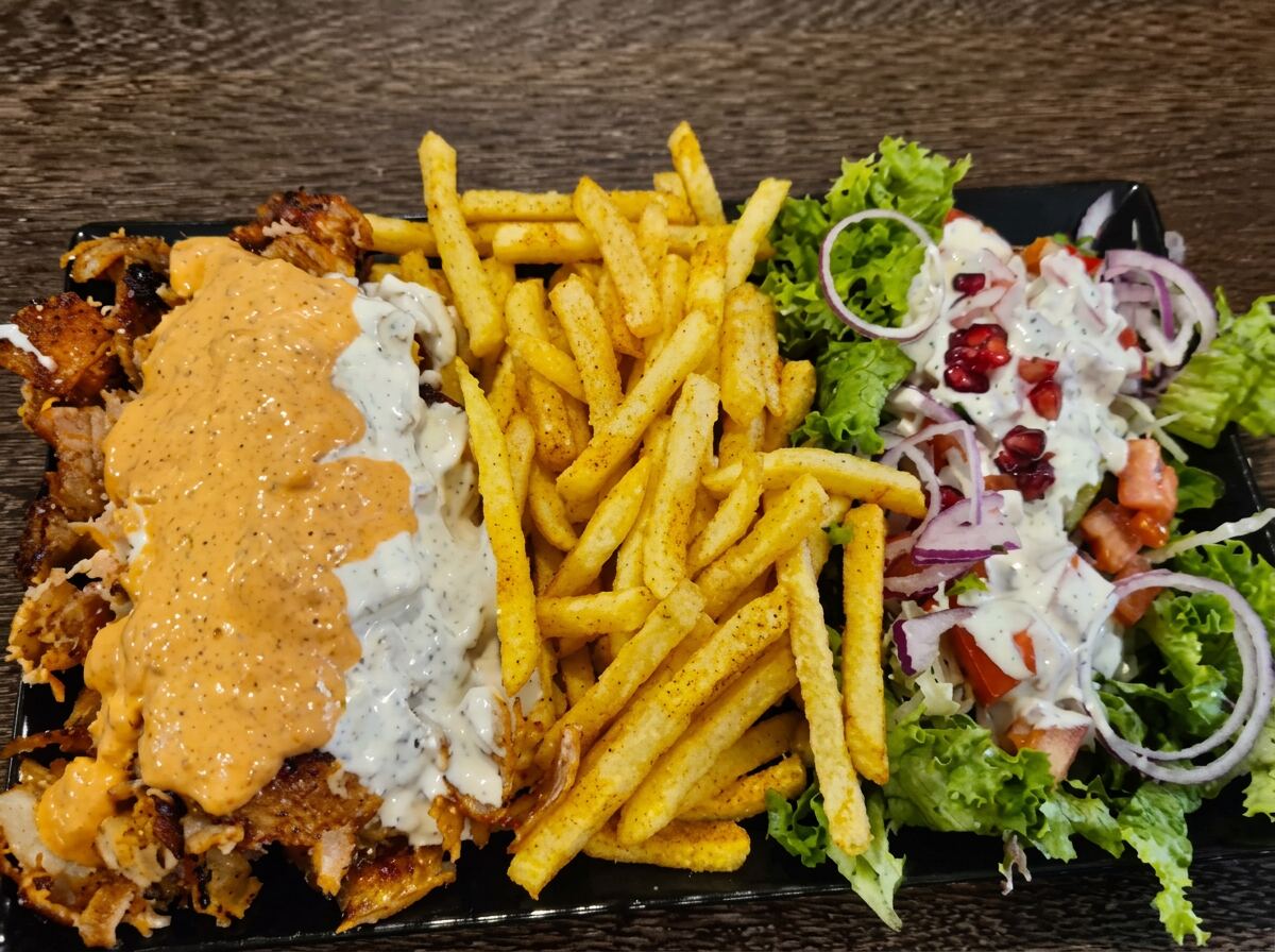Döner-Teller mit Pommes und gemischtem Salat